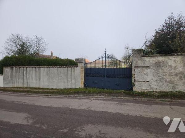 A vendre à Thil, à 15 min de Bar-sur-Aube et de Colombey les deux Eglises, 20 min des lacs, et ...