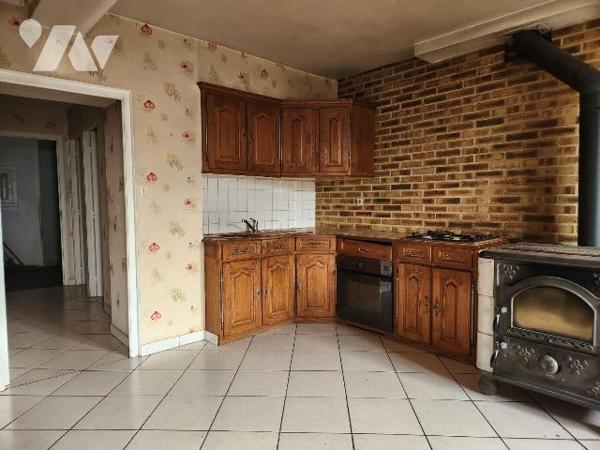 A vendre à Thil, à 15 min de Bar-sur-Aube et de Colombey les deux Eglises, 20 min des lacs, et ...