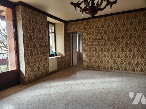 A vendre à Thil, à 15 min de Bar-sur-Aube et de Colombey les deux Eglises, 20 min des lacs, et ...