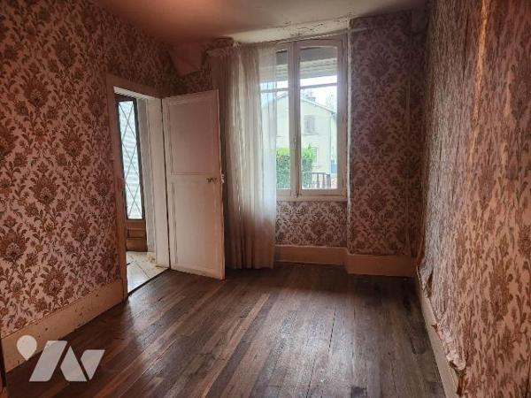 A vendre à Thil, à 15 min de Bar-sur-Aube et de Colombey les deux Eglises, 20 min des lacs, et ...