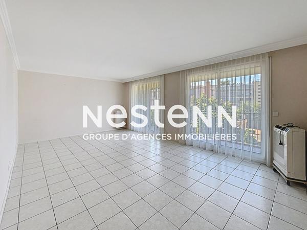 Grand Appartement T5 avec 3 chambres Balcon Cave et Garage au centre Rebufer - 69500 BRON