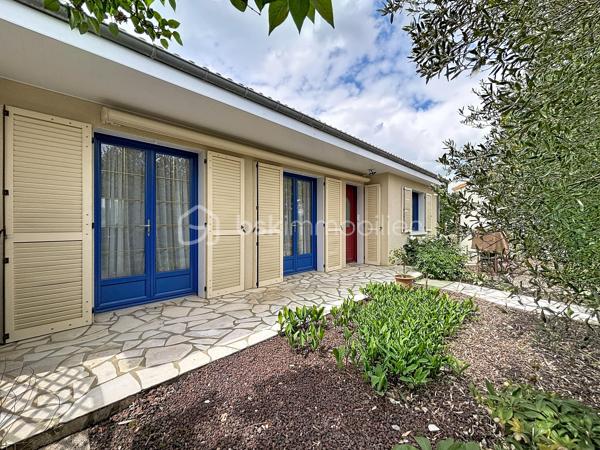 Pavillon avec accès de plain-pied, édifié sur une parcelle d’environ 840 m².

Vous débuterez la visite par un espace de vie d’environ 55 m², composé d’une cuisine ouverte sur une salle à manger et un salon.

Côté nuit, vous trouverez deux chambres avec rangements, une salle d’eau et des WC indépendants.

Le sous-sol est aménagé avec deux chambres supplémentaires, une lingerie, une chaufferie, une cave ainsi qu’un garage avec portail motorisé.

L’ensemble est situé sur une parcelle clôturée, bénéficiant d’un puits pour l’espace potager.