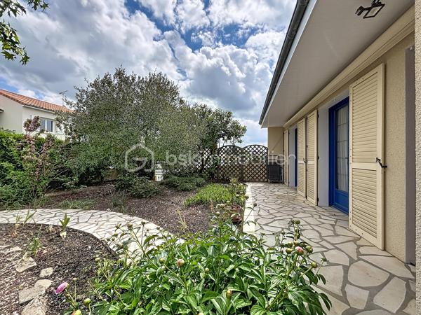 Pavillon avec accès de plain-pied, édifié sur une parcelle d’environ 840 m².

Vous débuterez la visite par un espace de vie d’environ 55 m², composé d’une cuisine ouverte sur une salle à manger et un salon.

Côté nuit, vous trouverez deux chambres avec rangements, une salle d’eau et des WC indépendants.

Le sous-sol est aménagé avec deux chambres supplémentaires, une lingerie, une chaufferie, une cave ainsi qu’un garage avec portail motorisé.

L’ensemble est situé sur une parcelle clôturée, bénéficiant d’un puits pour l’espace potager.