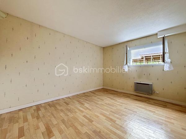Pavillon avec accès de plain-pied, édifié sur une parcelle d’environ 840 m².

Vous débuterez la visite par un espace de vie d’environ 55 m², composé d’une cuisine ouverte sur une salle à manger et un salon.

Côté nuit, vous trouverez deux chambres avec rangements, une salle d’eau et des WC indépendants.

Le sous-sol est aménagé avec deux chambres supplémentaires, une lingerie, une chaufferie, une cave ainsi qu’un garage avec portail motorisé.

L’ensemble est situé sur une parcelle clôturée, bénéficiant d’un puits pour l’espace potager.