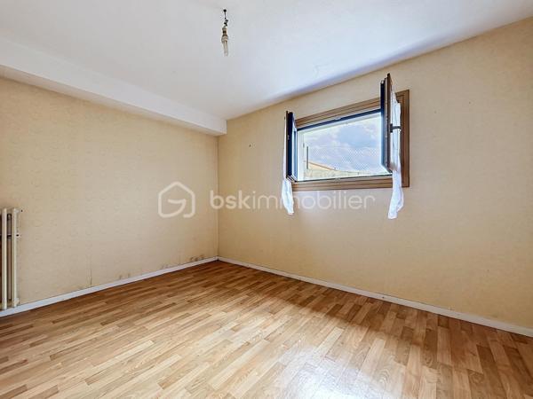 Pavillon avec accès de plain-pied, édifié sur une parcelle d’environ 840 m².

Vous débuterez la visite par un espace de vie d’environ 55 m², composé d’une cuisine ouverte sur une salle à manger et un salon.

Côté nuit, vous trouverez deux chambres avec rangements, une salle d’eau et des WC indépendants.

Le sous-sol est aménagé avec deux chambres supplémentaires, une lingerie, une chaufferie, une cave ainsi qu’un garage avec portail motorisé.

L’ensemble est situé sur une parcelle clôturée, bénéficiant d’un puits pour l’espace potager.
