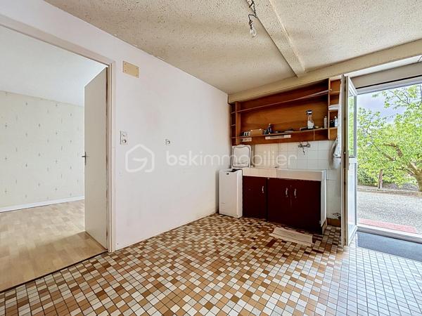 Pavillon avec accès de plain-pied, édifié sur une parcelle d’environ 840 m².

Vous débuterez la visite par un espace de vie d’environ 55 m², composé d’une cuisine ouverte sur une salle à manger et un salon.

Côté nuit, vous trouverez deux chambres avec rangements, une salle d’eau et des WC indépendants.

Le sous-sol est aménagé avec deux chambres supplémentaires, une lingerie, une chaufferie, une cave ainsi qu’un garage avec portail motorisé.

L’ensemble est situé sur une parcelle clôturée, bénéficiant d’un puits pour l’espace potager.