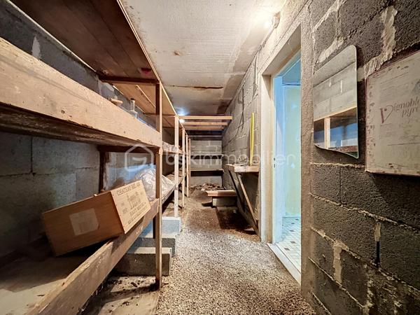 Pavillon avec accès de plain-pied, édifié sur une parcelle d’environ 840 m².

Vous débuterez la visite par un espace de vie d’environ 55 m², composé d’une cuisine ouverte sur une salle à manger et un salon.

Côté nuit, vous trouverez deux chambres avec rangements, une salle d’eau et des WC indépendants.

Le sous-sol est aménagé avec deux chambres supplémentaires, une lingerie, une chaufferie, une cave ainsi qu’un garage avec portail motorisé.

L’ensemble est situé sur une parcelle clôturée, bénéficiant d’un puits pour l’espace potager.