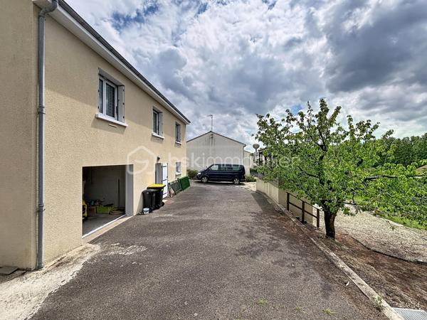 Pavillon avec accès de plain-pied, édifié sur une parcelle d’environ 840 m².

Vous débuterez la visite par un espace de vie d’environ 55 m², composé d’une cuisine ouverte sur une salle à manger et un salon.

Côté nuit, vous trouverez deux chambres avec rangements, une salle d’eau et des WC indépendants.

Le sous-sol est aménagé avec deux chambres supplémentaires, une lingerie, une chaufferie, une cave ainsi qu’un garage avec portail motorisé.

L’ensemble est situé sur une parcelle clôturée, bénéficiant d’un puits pour l’espace potager.