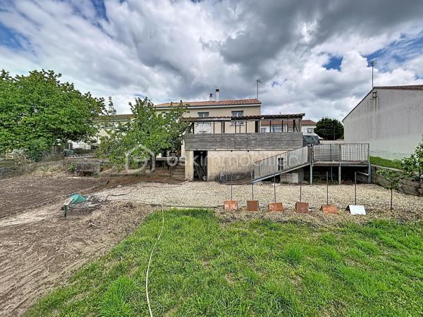 Pavillon avec accès de plain-pied, édifié sur une parcelle d’environ 840 m².

Vous débuterez la visite par un espace de vie d’environ 55 m², composé d’une cuisine ouverte sur une salle à manger et un salon.

Côté nuit, vous trouverez deux chambres avec rangements, une salle d’eau et des WC indépendants.

Le sous-sol est aménagé avec deux chambres supplémentaires, une lingerie, une chaufferie, une cave ainsi qu’un garage avec portail motorisé.

L’ensemble est situé sur une parcelle clôturée, bénéficiant d’un puits pour l’espace potager.
