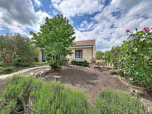 Pavillon avec accès de plain-pied, édifié sur une parcelle d’environ 840 m².

Vous débuterez la visite par un espace de vie d’environ 55 m², composé d’une cuisine ouverte sur une salle à manger et un salon.

Côté nuit, vous trouverez deux chambres avec rangements, une salle d’eau et des WC indépendants.

Le sous-sol est aménagé avec deux chambres supplémentaires, une lingerie, une chaufferie, une cave ainsi qu’un garage avec portail motorisé.

L’ensemble est situé sur une parcelle clôturée, bénéficiant d’un puits pour l’espace potager.