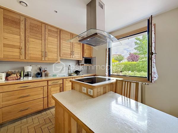 Pavillon avec accès de plain-pied, édifié sur une parcelle d’environ 840 m².

Vous débuterez la visite par un espace de vie d’environ 55 m², composé d’une cuisine ouverte sur une salle à manger et un salon.

Côté nuit, vous trouverez deux chambres avec rangements, une salle d’eau et des WC indépendants.

Le sous-sol est aménagé avec deux chambres supplémentaires, une lingerie, une chaufferie, une cave ainsi qu’un garage avec portail motorisé.

L’ensemble est situé sur une parcelle clôturée, bénéficiant d’un puits pour l’espace potager.