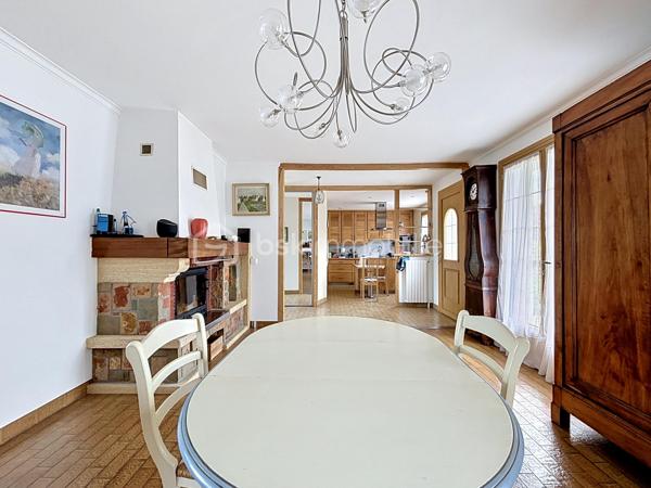 Pavillon avec accès de plain-pied, édifié sur une parcelle d’environ 840 m².

Vous débuterez la visite par un espace de vie d’environ 55 m², composé d’une cuisine ouverte sur une salle à manger et un salon.

Côté nuit, vous trouverez deux chambres avec rangements, une salle d’eau et des WC indépendants.

Le sous-sol est aménagé avec deux chambres supplémentaires, une lingerie, une chaufferie, une cave ainsi qu’un garage avec portail motorisé.

L’ensemble est situé sur une parcelle clôturée, bénéficiant d’un puits pour l’espace potager.