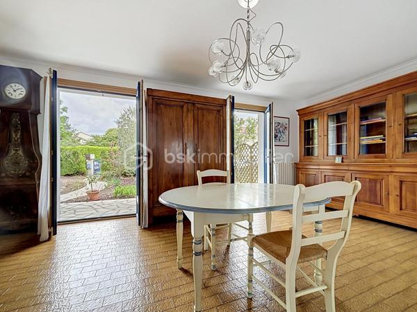 Pavillon avec accès de plain-pied, édifié sur une parcelle d’environ 840 m².

Vous débuterez la visite par un espace de vie d’environ 55 m², composé d’une cuisine ouverte sur une salle à manger et un salon.

Côté nuit, vous trouverez deux chambres avec rangements, une salle d’eau et des WC indépendants.

Le sous-sol est aménagé avec deux chambres supplémentaires, une lingerie, une chaufferie, une cave ainsi qu’un garage avec portail motorisé.

L’ensemble est situé sur une parcelle clôturée, bénéficiant d’un puits pour l’espace potager.