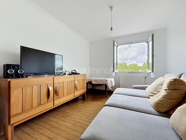 Pavillon avec accès de plain-pied, édifié sur une parcelle d’environ 840 m².

Vous débuterez la visite par un espace de vie d’environ 55 m², composé d’une cuisine ouverte sur une salle à manger et un salon.

Côté nuit, vous trouverez deux chambres avec rangements, une salle d’eau et des WC indépendants.

Le sous-sol est aménagé avec deux chambres supplémentaires, une lingerie, une chaufferie, une cave ainsi qu’un garage avec portail motorisé.

L’ensemble est situé sur une parcelle clôturée, bénéficiant d’un puits pour l’espace potager.