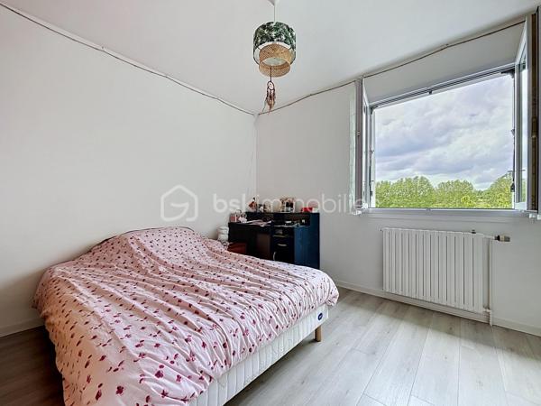 Pavillon avec accès de plain-pied, édifié sur une parcelle d’environ 840 m².

Vous débuterez la visite par un espace de vie d’environ 55 m², composé d’une cuisine ouverte sur une salle à manger et un salon.

Côté nuit, vous trouverez deux chambres avec rangements, une salle d’eau et des WC indépendants.

Le sous-sol est aménagé avec deux chambres supplémentaires, une lingerie, une chaufferie, une cave ainsi qu’un garage avec portail motorisé.

L’ensemble est situé sur une parcelle clôturée, bénéficiant d’un puits pour l’espace potager.