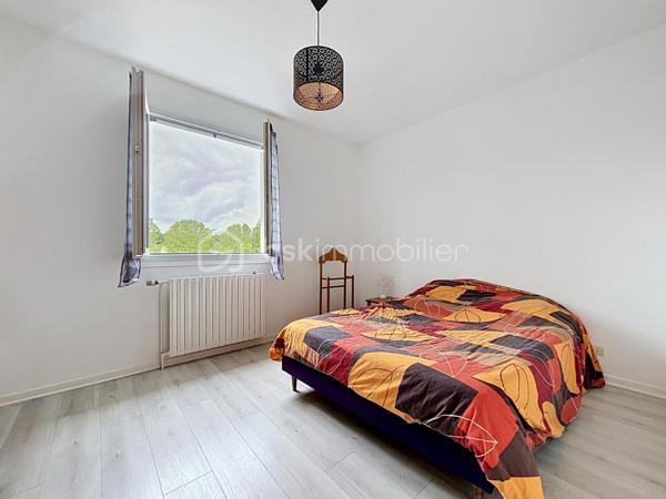 Pavillon avec accès de plain-pied, édifié sur une parcelle d’environ 840 m².

Vous débuterez la visite par un espace de vie d’environ 55 m², composé d’une cuisine ouverte sur une salle à manger et un salon.

Côté nuit, vous trouverez deux chambres avec rangements, une salle d’eau et des WC indépendants.

Le sous-sol est aménagé avec deux chambres supplémentaires, une lingerie, une chaufferie, une cave ainsi qu’un garage avec portail motorisé.

L’ensemble est situé sur une parcelle clôturée, bénéficiant d’un puits pour l’espace potager.