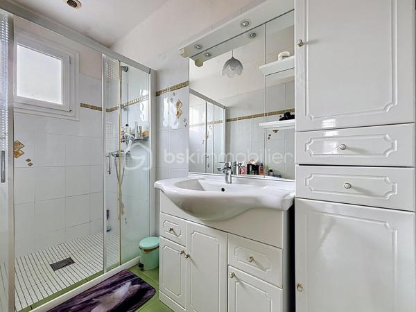 Pavillon avec accès de plain-pied, édifié sur une parcelle d’environ 840 m².

Vous débuterez la visite par un espace de vie d’environ 55 m², composé d’une cuisine ouverte sur une salle à manger et un salon.

Côté nuit, vous trouverez deux chambres avec rangements, une salle d’eau et des WC indépendants.

Le sous-sol est aménagé avec deux chambres supplémentaires, une lingerie, une chaufferie, une cave ainsi qu’un garage avec portail motorisé.

L’ensemble est situé sur une parcelle clôturée, bénéficiant d’un puits pour l’espace potager.