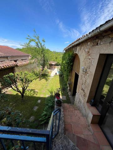Maison rénovée avec piscine sans vis a vis en plein village
