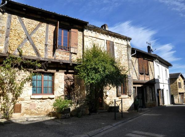 Maison rénovée avec piscine sans vis a vis en plein village