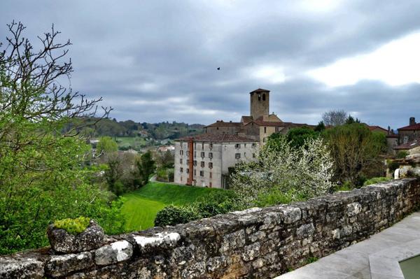 Maison rénovée avec piscine sans vis a vis en plein village