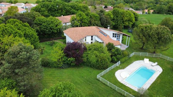 Maison à vendre 10 pièces Proche TONNAY CHARENTE.