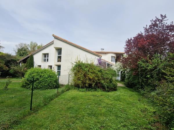 Maison à vendre 10 pièces Proche TONNAY CHARENTE.