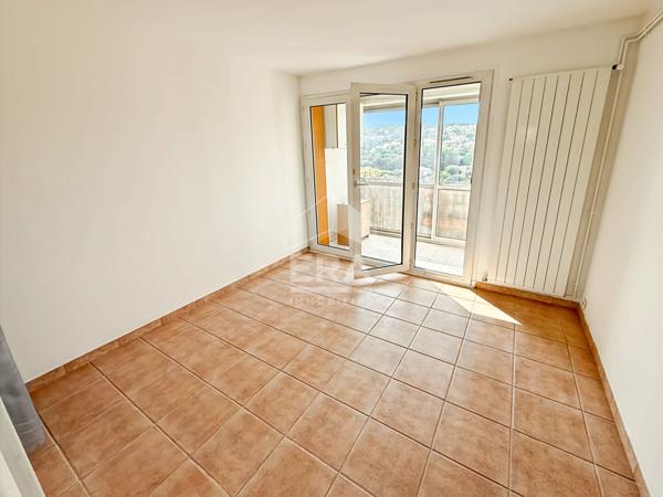 LES PENNES MIRABEAU - LE CLOS IDEAL- Appartement T4 de 69m2 avec 2 balcons dans une résidence sécurisée