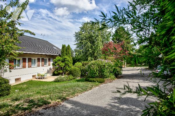 Villa familiale à Beaumont (Jussy), de plus de 200 m² hab. sur 2 375 m² de terrain.