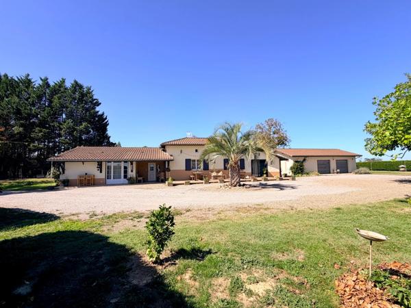 Magnifique maison de caractère de 120M2 avec piscine et garage double sur grand terrain proche de ST SEVER à TOULOUZETTE