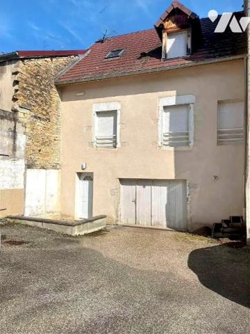 Maison 4 pièces sur trois niveaux semi-mitoyenne en plein coeur de LONS-LE-SAUNIER.