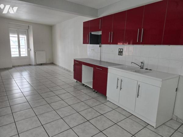 Maison 4 pièces sur trois niveaux semi-mitoyenne en plein coeur de LONS-LE-SAUNIER.