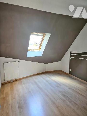 Maison 4 pièces sur trois niveaux semi-mitoyenne en plein coeur de LONS-LE-SAUNIER.
