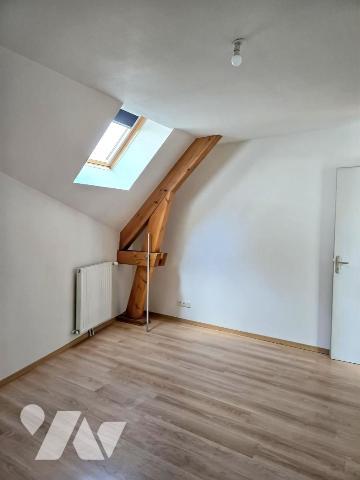Maison 4 pièces sur trois niveaux semi-mitoyenne en plein coeur de LONS-LE-SAUNIER.
