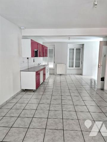 Maison 4 pièces sur trois niveaux semi-mitoyenne en plein coeur de LONS-LE-SAUNIER.