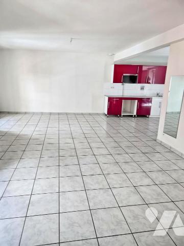 Maison 4 pièces sur trois niveaux semi-mitoyenne en plein coeur de LONS-LE-SAUNIER.