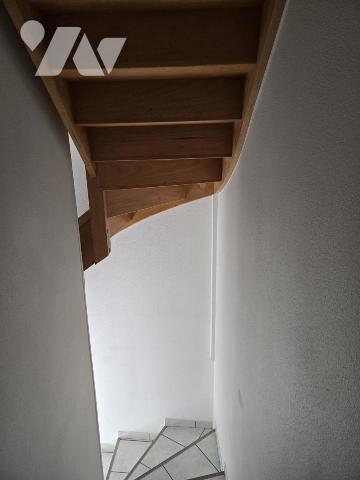 Maison 4 pièces sur trois niveaux semi-mitoyenne en plein coeur de LONS-LE-SAUNIER.