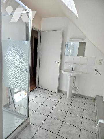 Maison 4 pièces sur trois niveaux semi-mitoyenne en plein coeur de LONS-LE-SAUNIER.