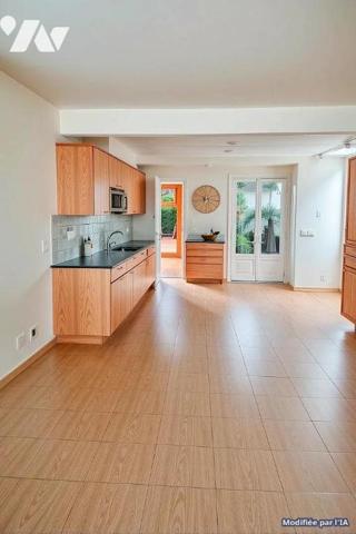 Maison 4 pièces sur trois niveaux semi-mitoyenne en plein coeur de LONS-LE-SAUNIER.