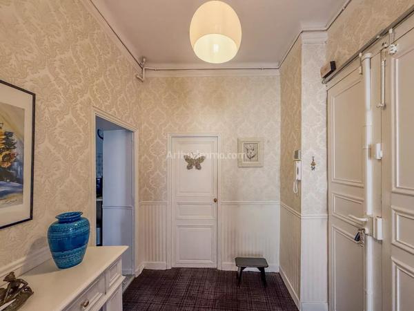 Vente                                                      Appartement
                        
                     5 pièces                      120 m2                     à Draguignan