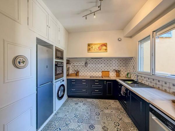 Vente                                                      Appartement
                        
                     5 pièces                      120 m2                     à Draguignan