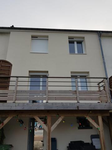 Maison 3 chambres avec double terrasse dans quartier calme.