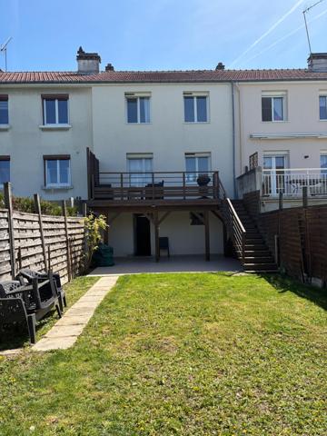 Maison 3 chambres avec double terrasse dans quartier calme.