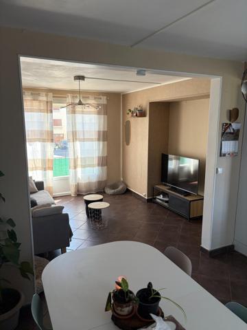 Maison 3 chambres avec double terrasse dans quartier calme.