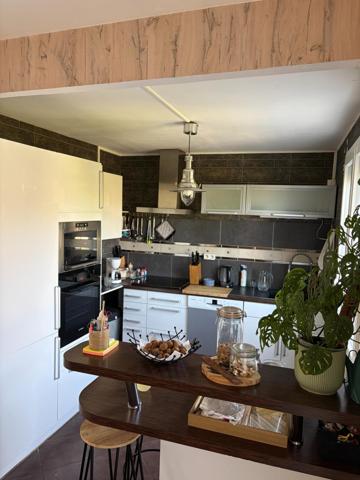 Maison 3 chambres avec double terrasse dans quartier calme.