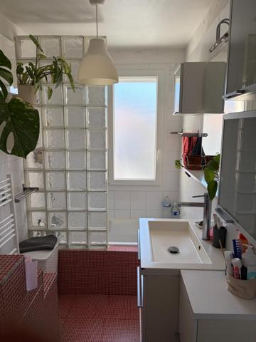 Maison 3 chambres avec double terrasse dans quartier calme.