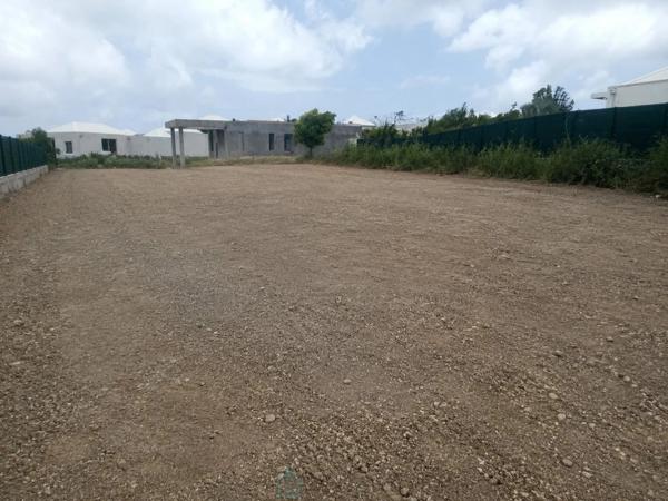 Terrain constructible de 1 051 m² dans un lotissement privé à Saint-François