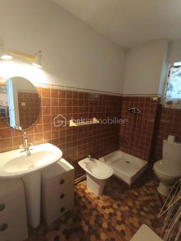 Avec un emplacement privilégié à la presqu’île de Giens, cet appartement T2 d’environ 38 m² nous offre une magnifique vue MER.

Situé au 2éme et dernier étage d'une jolie copropriété, il se compose d’un séjour lumineux donnant accès à une agréable terrasse offrant une vue dégagée sur le port et la mer, d’une cuisine équipée, d’une chambre confortable et d’une salle de bains avec WC.

La résidence, fermée et sécurisée, propose également un cadre de vie idéal grâce à sa piscine et à ses espaces soignés.

Une place de parking privative et une cave viennent compléter ce bien.

Un bien rare sur le marché, idéal pour une résidence principale, secondaire ou un investissement locatif.

EN ANNONCE, PRESENTATION DE PHOTOS AVANT/APRES POUR VOUS AIDER A VOUS PROJETER.