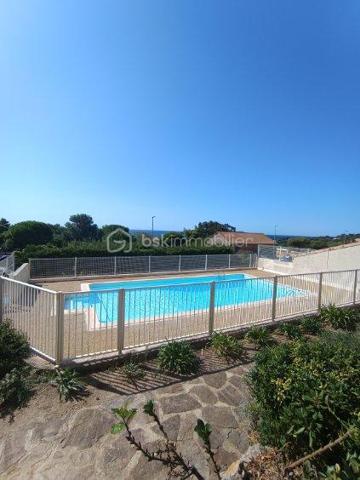 Avec un emplacement privilégié à la presqu’île de Giens, cet appartement T2 d’environ 38 m² nous offre une magnifique vue MER.

Situé au 2éme et dernier étage d'une jolie copropriété, il se compose d’un séjour lumineux donnant accès à une agréable terrasse offrant une vue dégagée sur le port et la mer, d’une cuisine équipée, d’une chambre confortable et d’une salle de bains avec WC.

La résidence, fermée et sécurisée, propose également un cadre de vie idéal grâce à sa piscine et à ses espaces soignés.

Une place de parking privative et une cave viennent compléter ce bien.

Un bien rare sur le marché, idéal pour une résidence principale, secondaire ou un investissement locatif.

EN ANNONCE, PRESENTATION DE PHOTOS AVANT/APRES POUR VOUS AIDER A VOUS PROJETER.