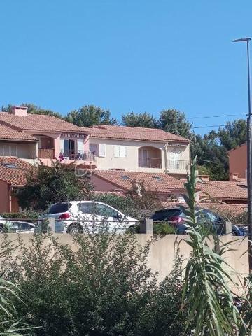 Avec un emplacement privilégié à la presqu’île de Giens, cet appartement T2 d’environ 38 m² nous offre une magnifique vue MER.

Situé au 2éme et dernier étage d'une jolie copropriété, il se compose d’un séjour lumineux donnant accès à une agréable terrasse offrant une vue dégagée sur le port et la mer, d’une cuisine équipée, d’une chambre confortable et d’une salle de bains avec WC.

La résidence, fermée et sécurisée, propose également un cadre de vie idéal grâce à sa piscine et à ses espaces soignés.

Une place de parking privative et une cave viennent compléter ce bien.

Un bien rare sur le marché, idéal pour une résidence principale, secondaire ou un investissement locatif.

EN ANNONCE, PRESENTATION DE PHOTOS AVANT/APRES POUR VOUS AIDER A VOUS PROJETER.