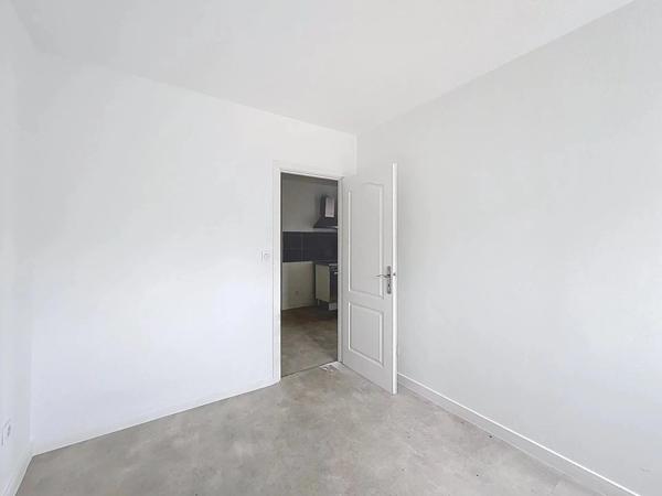 Vente                                                      Appartement
                        
                     2 pièces                      55 m2                     à Bourgoin-Jallieu